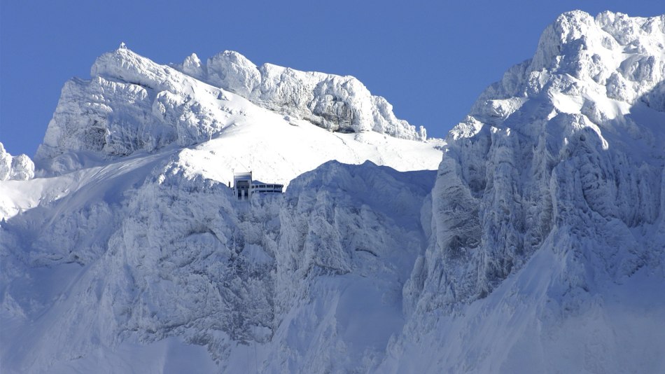 Meter-high snow walls and rugged ice cliffs frame the mountain station of the Karwendelbahn - Winter in Bavaria, © Alpenwelt Karwendel | Rudolf Pohmann