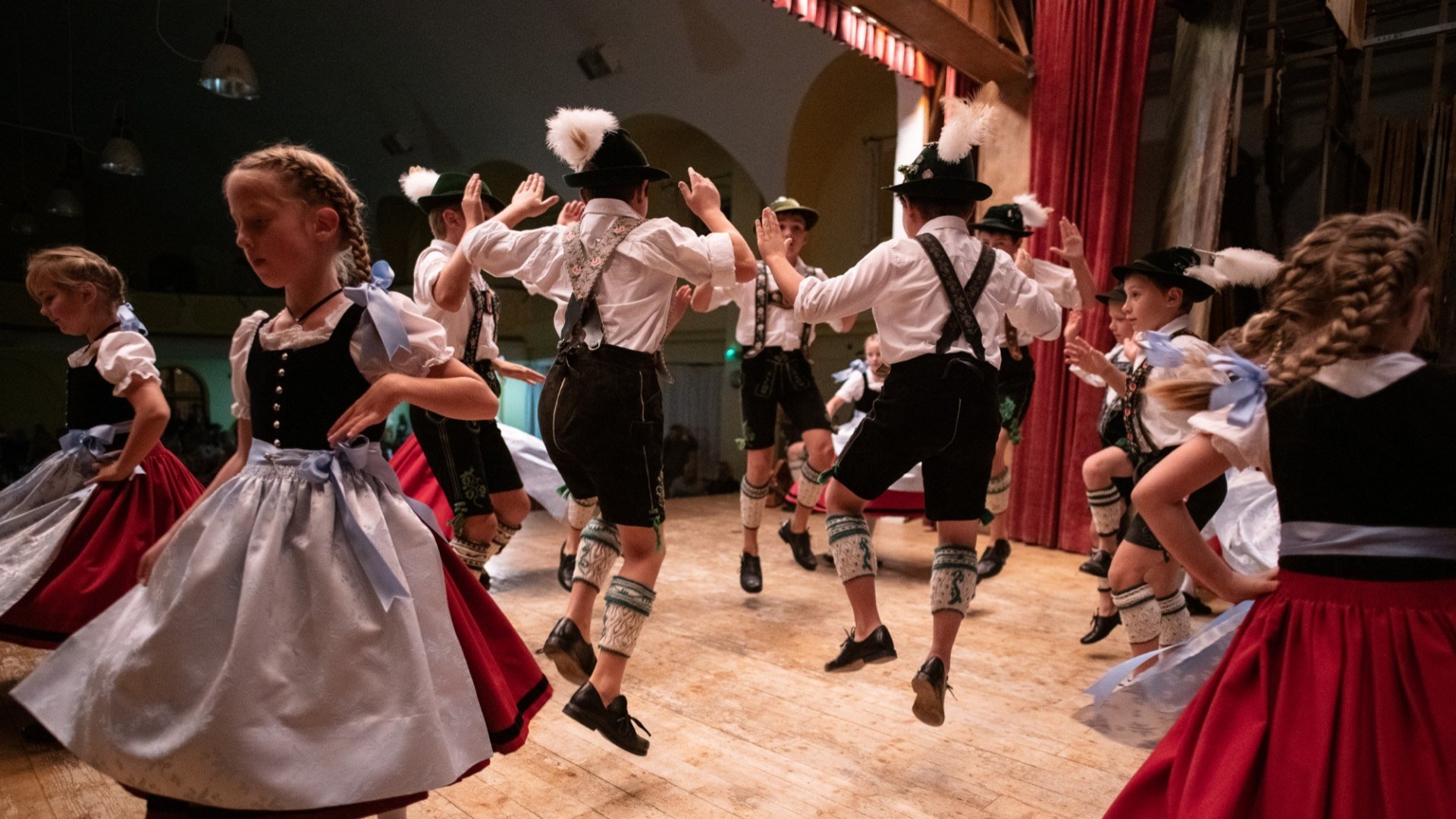 Junge Schuhplattler beim Heimatabend in Mittenwald, © Alpenwelt Karwendel | Philipp Gülland