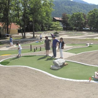 Spielgolfplatz in Mittenwald für die ganze Familie, © Alpenwelt Karwendel | Helmut Lenk