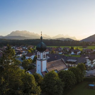 Blick über die Dächer von Krün im Sonnenuntergang, © Alpenwelt Karwendel | Wolfgang Ehn