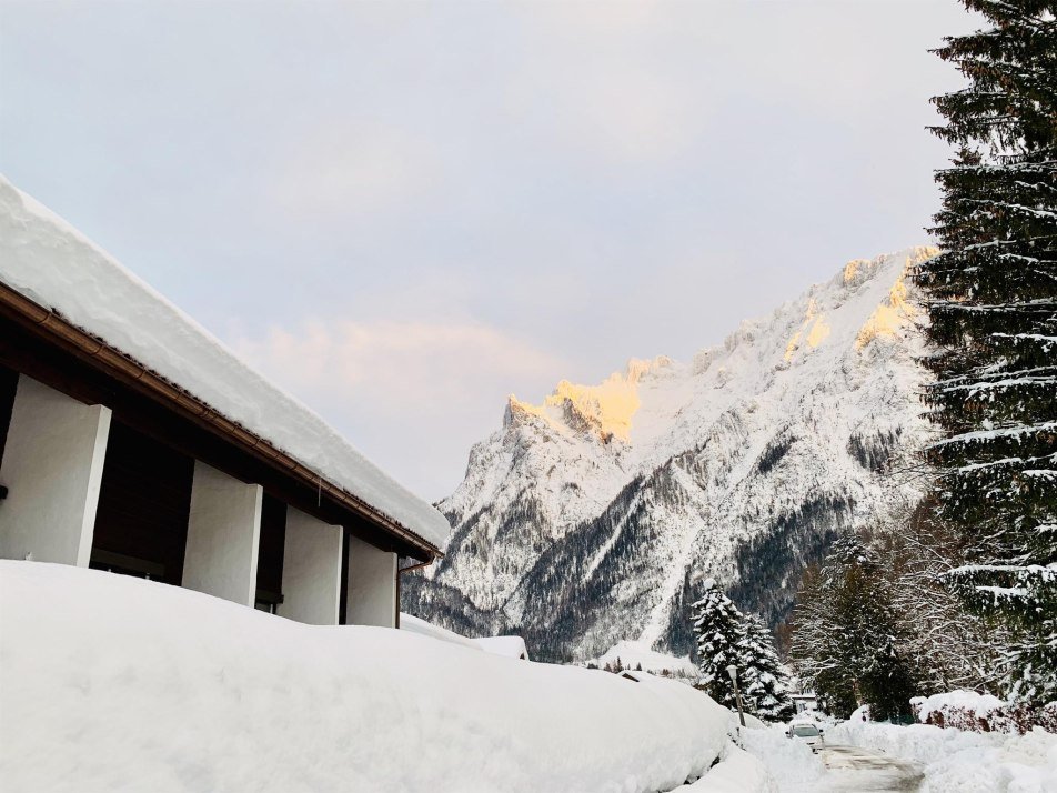Balkon-Blick auf den Karwendel, © Nicole van den Heuvel