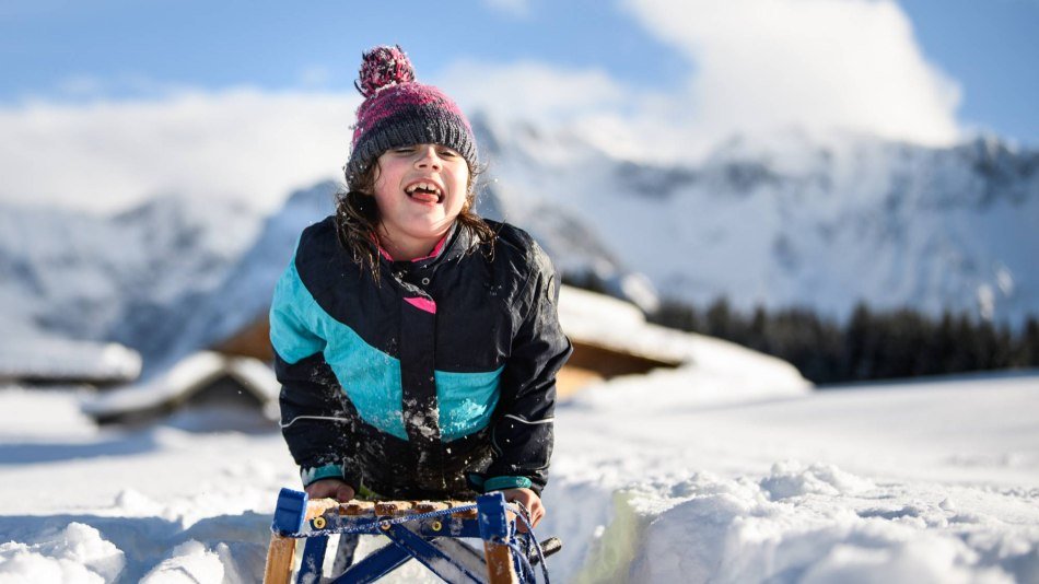 In the Alpenwelt Karwendel there are plenty of tracks and hills for extensive tobogganing and sledging fun, © Alpenwelt Karwendel | Philipp Gülland