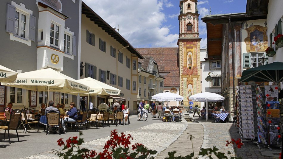 Die Fußgängerzone im Mittenwalder Obermarkt lädt zum Verweilen ein. , © Alpenwelt Karwendel | Rudolf Pohmann Die Fußgängerzone im Mittenwalder Obermarkt lädt zum Verweilen ein. , © Alpenwelt Karwendel | Rudolf Pohmann