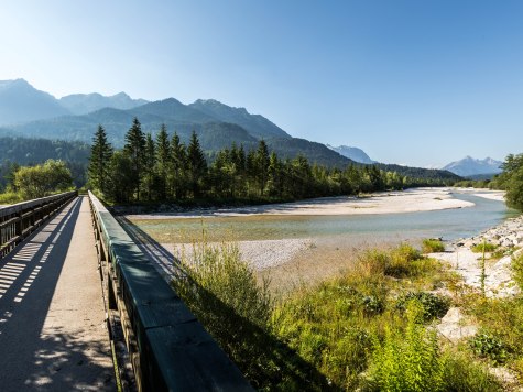 Isarsteg in Wallgau, © Alpenwelt Karwendel | Zugspitz Region GmbH | Erika Sprengler, Erika Spengler / ulligunde.com