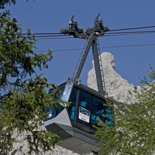 Gondola arrival of the Karwendelbahn in Mittenwald - cable car from the Isar to the Karwendel , © Alpenwelt Karwendel | Hubert Hornsteiner