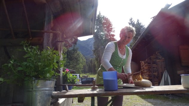 Beate pinselt die Sauerteig-Laibe mit Wasser ein, © Alpenwelt Karwendel | Andrea Schmölzer