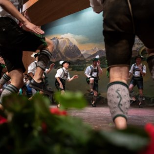 Schuhplattler am Heimatabend des Trachtenvereins D´Soiernbergler Krün, © Alpenwelt Karwendel | Philipp Gülland