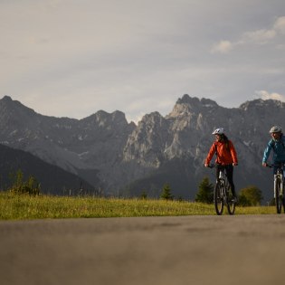 Aussichtsreiche Biketour mit Blick auf die Karwendelberge. Unterwegs an den Buckelwiesen zwischen Krün und Mittenwald., © Alpenwelt Karwendel | Philipp Gülland