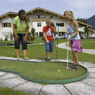 Spass für die ganze Familie, der Minigolfplatz am Haus des Gastes Wallgau , © Alpenwelt Karwendel