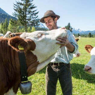 Alois Karmer ist ein Landwirt aus Krün der besonderen Art, © Molkerei Berchtesgadener Land