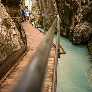 Auf Entdeckungsreise in der Leutaschklamm , © Alpenwelt Karwendel | Philipp Gülland
