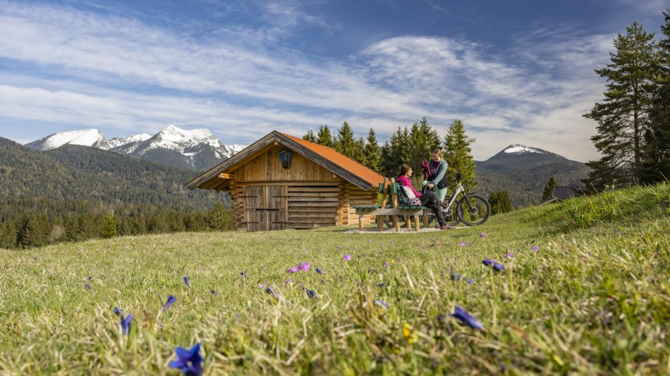 Bikepause an den Buckelwiesen im Frühling, © Alpenwelt Karwendel | Pierre Johne