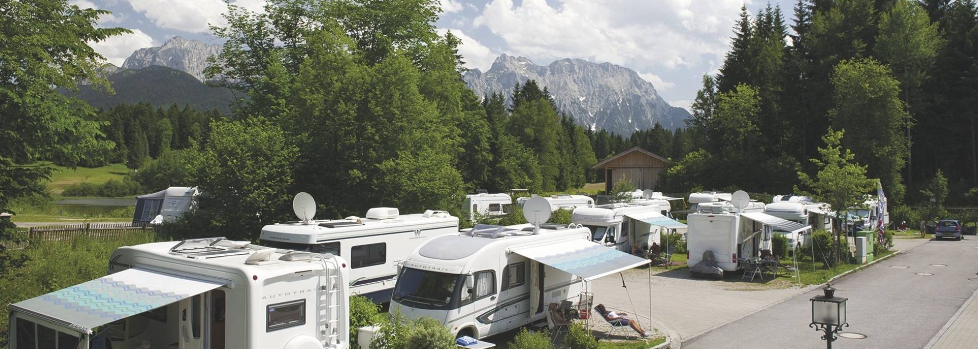 The modern caravan park on Lake Tennsee offers a beautiful ambience in a summer atmosphere , © Alpenwelt Karwendel | Alpen Caravanpark Tennsee 