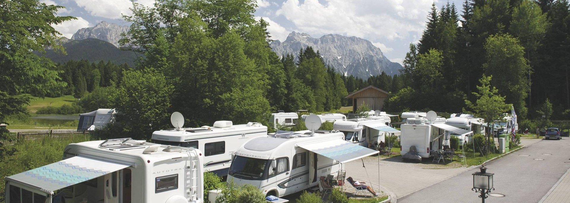 Ein schönes Ambiente in sommerlicher Amtosphäre bietet der moderne Caravanpark am Tennsee , © Alpenwelt Karwendel | Alpen-Caravanpark Tennsee 