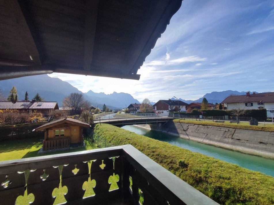 Herrlicher Ausblick vom Rundum-Balkon