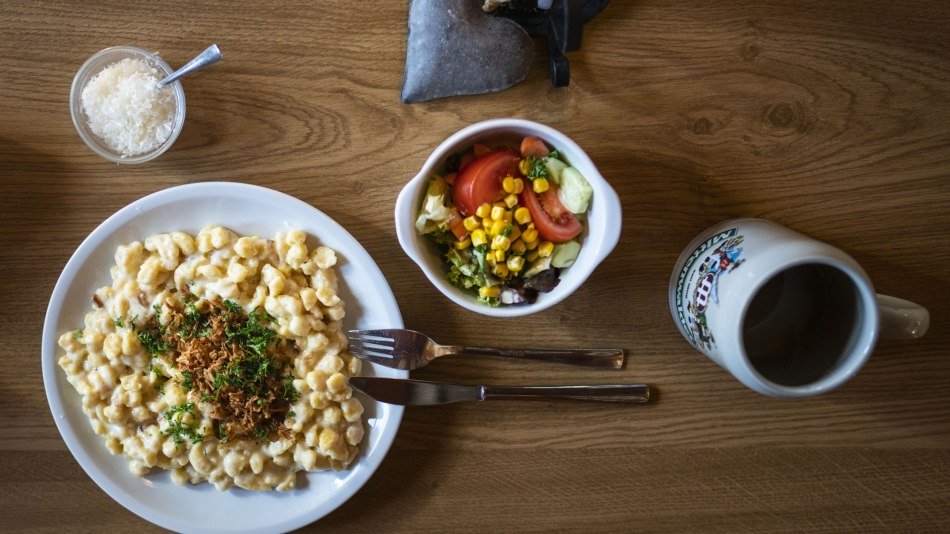 Set table with cheese noodles from the Brunnsteinhütte above Mittenwald, © Alpenwelt Karwendel | Dietmar Denger