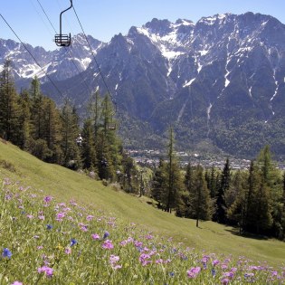 With the traditional chairlift up to the Kranzberg in Mittenwald , © Alpenwelt Karwendel | Rudolf Pohmann