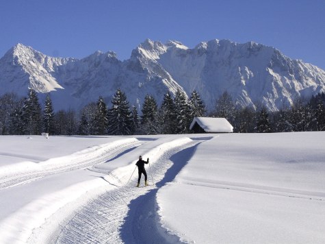 Langlaufen mit traumhaften Bergblick auf der Panoramaloipe bei Gerold, © Alpenwelt Karwendel | Christoph Schober 