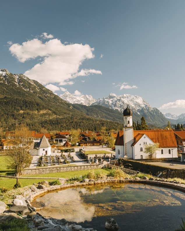 Wallgau an der Isar mit Blick auf verschneites Karwendelmassiv, © Alpenwelt Karwendel | Kristof Göttling