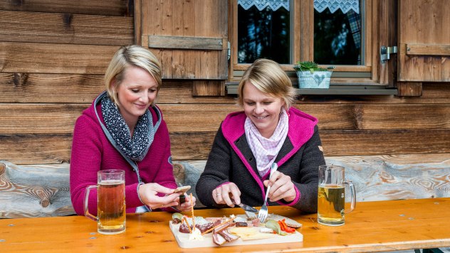 Brotzeit auf der Auhütte, © Alpenwelt Karwendel | bayern.by_Gregor Lengler