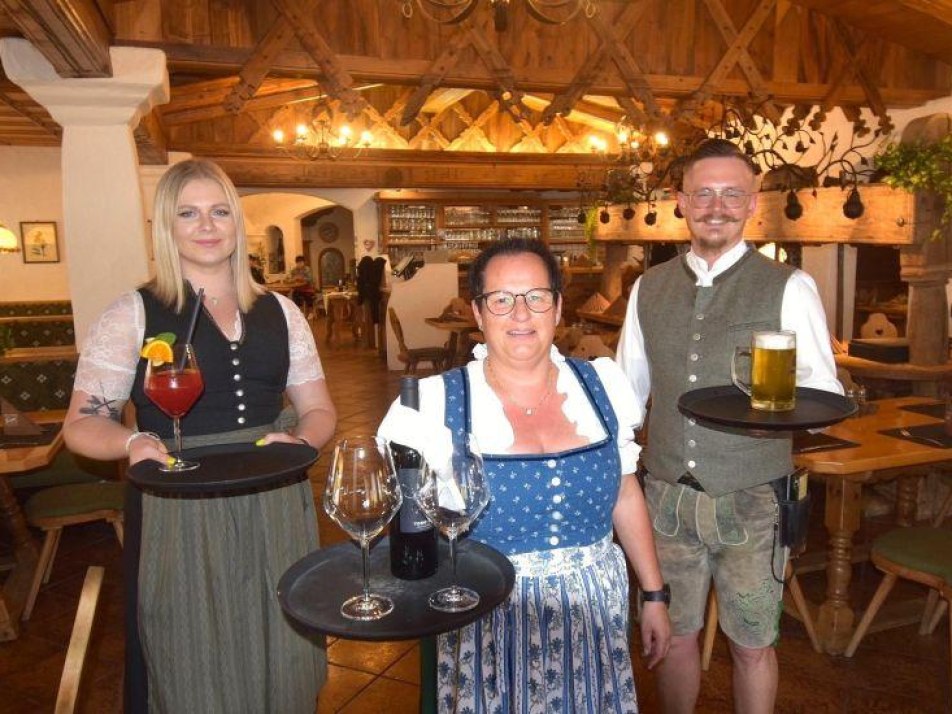 Livemusik mit Tanz am Tennsee, © Alpenwelt Karwendel | Alpencaravanpark Zick Tennsee