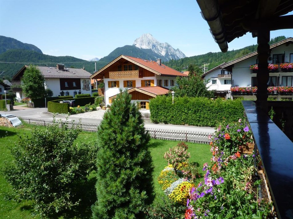 Blick vom Balkon auf das Wettersteingebirge