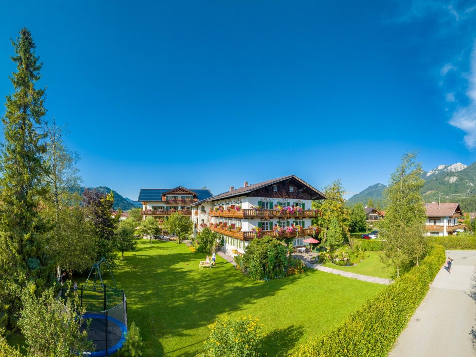 Hotelansicht Süd mit blumenreichen Garten