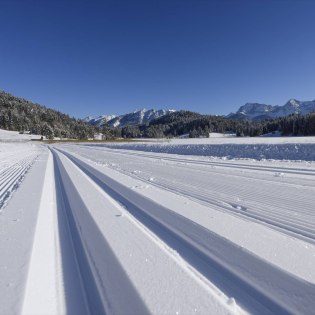 Auf in die Spur! Panoramaloipe mit Berg- und Seeblick, © Alpenwelt Karwendel | Wolfgang Ehn