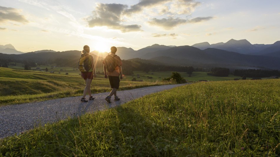 Sonnenuntergang an den Buckelwiesen zwischen Mittenwald, Krün und Wallgau., © Alpenwelt Karwendel | Wolfgang Ehn