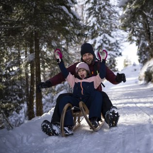 Fast-paced tobogganing fun down the Kranzberg in Mittenwald, © Alpenwelt Karwendel | kreativ-instinkt.de