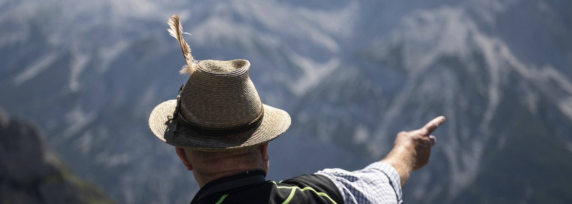 Luitpold Wurmer aus Mittenwald erklärt die Panoramen rund ums Karwendel., © Alpenwelt Karwendel | Philipp Gülland