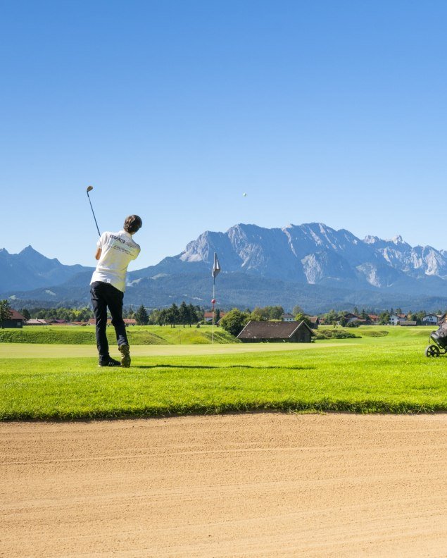 Der Golf- und Landclub Karwendel in Wallgau bietet einen 9-Loch Platz mit 19-Loch Variante eingebettet zwischen Zugspitze, Karwendel und Walchensee, © Alpenwelt Karwendel | Paul Wolf