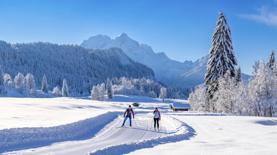 Cross-country skiing with mountain views in the Elmau valley, © Alpenwelt Karwendel | Kriner-Weiermann