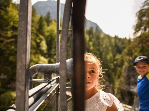 Es gibt so viele zu entdecken- wie hier am Themenweg Leutascher Geisterklamm, © Alpenwelt Karwendel | Philipp Gülland