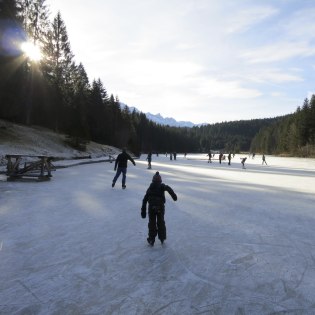 Auch im Winter bietet der Grubsee der ganzen Familie ihren Freizeitspaß , © Alpenwelt Karwendel | Christoph Schober 