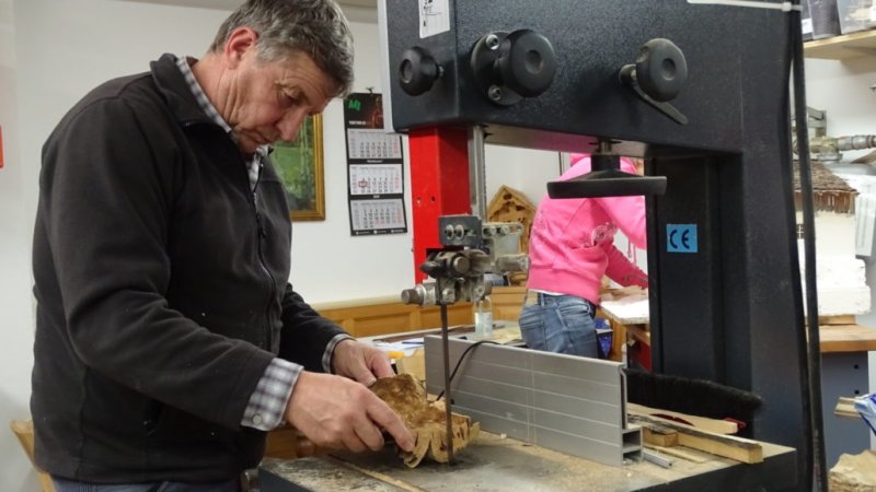 Der Krippenbauverein hat sich eine kleine Werkstatt im Kolpingheim eingerichtet, © Alpenwelt Karwendel | Andrea Schmölzer