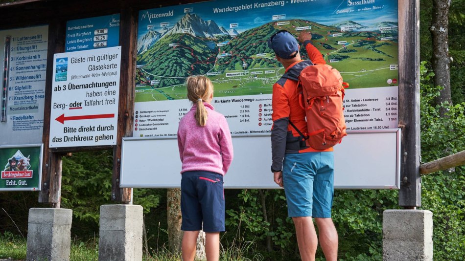 Eine Familie vor der Wegetafel im Wanderparadis Kranzberg bei Mittenwald , © Alpenwelt Karwendel | Anton Brey Eine Familie vor der Wegetafel im Wanderparadis Kranzberg bei Mittenwald , © Alpenwelt Karwendel | Anton Brey