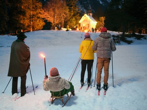 Willi Brummel (Hans Stadlbauer, l.), Tessa (Zoe Valks, 2.v.r.) und Adika (Yann Mbiene, r.) haben es möglich gemacht haben, dass Charlotte Haslhuber (Sylvia Eisenberger, 2.v.l.) an ihrem geliebten Weihnachtslauf teilnehmen kann., © ZDF / Jacqueline Krause-Burberg