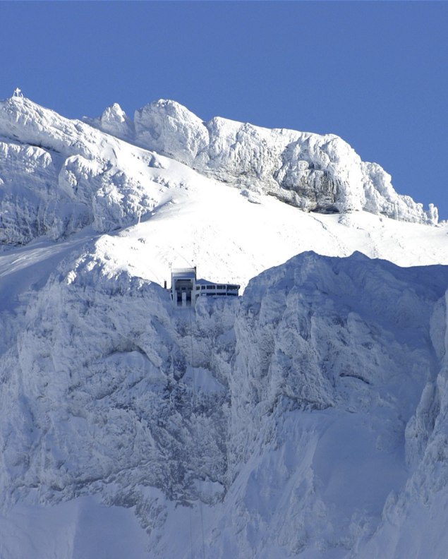 Meterhohe Schneewände und schroffe Eisfelsen umrahmen die Bergstation der Karwendelbahn - Winter in Bayern, © Alpenwelt Karwendel | Rudolf Pohmann