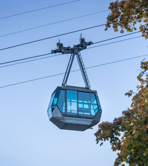 The transparent cabin of the Karwendelbahn takes you comfortably from 933 to 2244m. A cable car in the Bavarian Alps and the second highest mountain railroad in Germany., © Alpenwelt Karwendel | Dietmar Denger