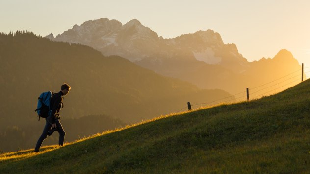 Fotograf bei Shooting zum Sonnenaufgang in der Alpenwelt Karwendel, © Alpenwelt Karwendel | Jakob Schultz