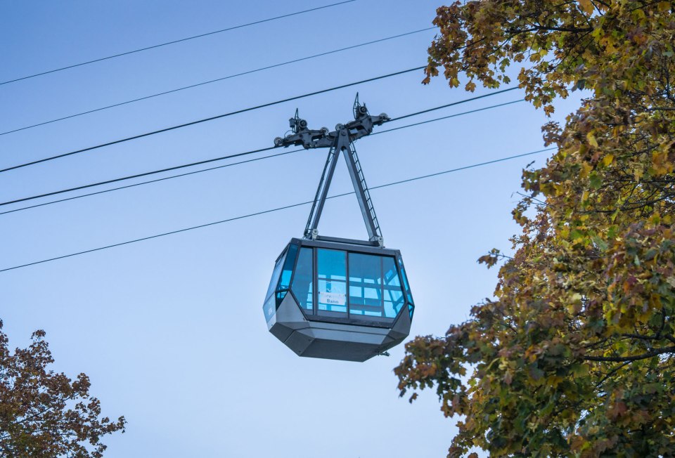 The transparent cabin of the Karwendelbahn takes you comfortably from 933 to 2244m. A cable car in the Bavarian Alps and the second highest mountain railroad in Germany., © Alpenwelt Karwendel | Dietmar Denger