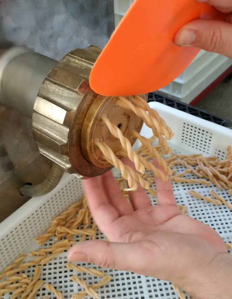 Die spiralförmigen Nudeln werden von Hand mitten in Mittenwald gefertigt, © Alpenwelt Karwendel | Andrea Schmölzer Die spiralförmigen Nudeln werden von Hand mitten in Mittenwald gefertigt, © Alpenwelt Karwendel | Andrea Schmölzer