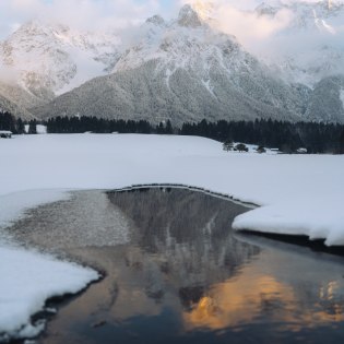 Schmalensee with snow-covered landscape and Karwendel mountains, © Alpenwelt Karwendel | André Alexander@formgestalter