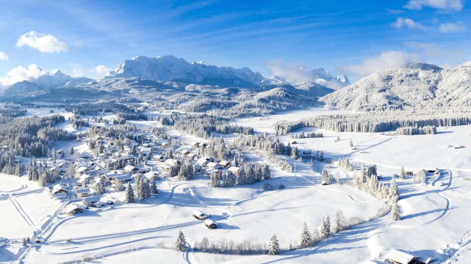 Numerous cross-country ski trails can be found in the Alpenwelt Karwendel in winter, here you can see an aerial view of the night trail in Krün, © Alpenwelt Karwendel | Kriner-Weiermann