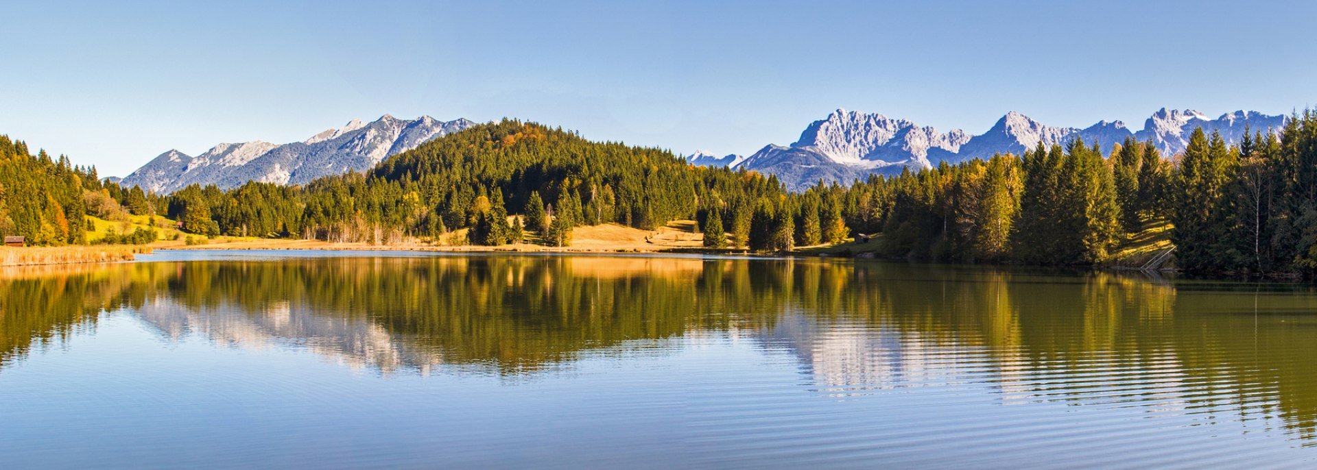 Der Geroldsee, auch Wagenbruchsee genannt zwischen Garmisch-Partenkirchen und Mittenwald, © Alpenwelt Karwendel | Wera Tuma Der Geroldsee, auch Wagenbruchsee genannt zwischen Garmisch-Partenkirchen und Mittenwald, © Alpenwelt Karwendel | Wera Tuma