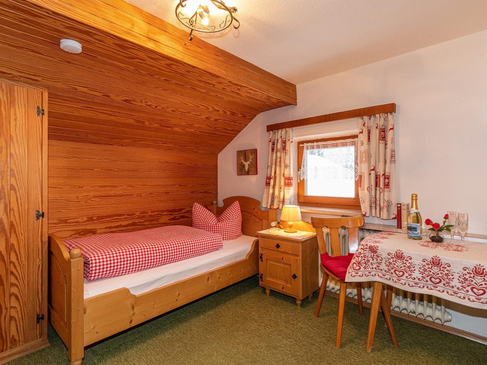 Schlafzimmer 4