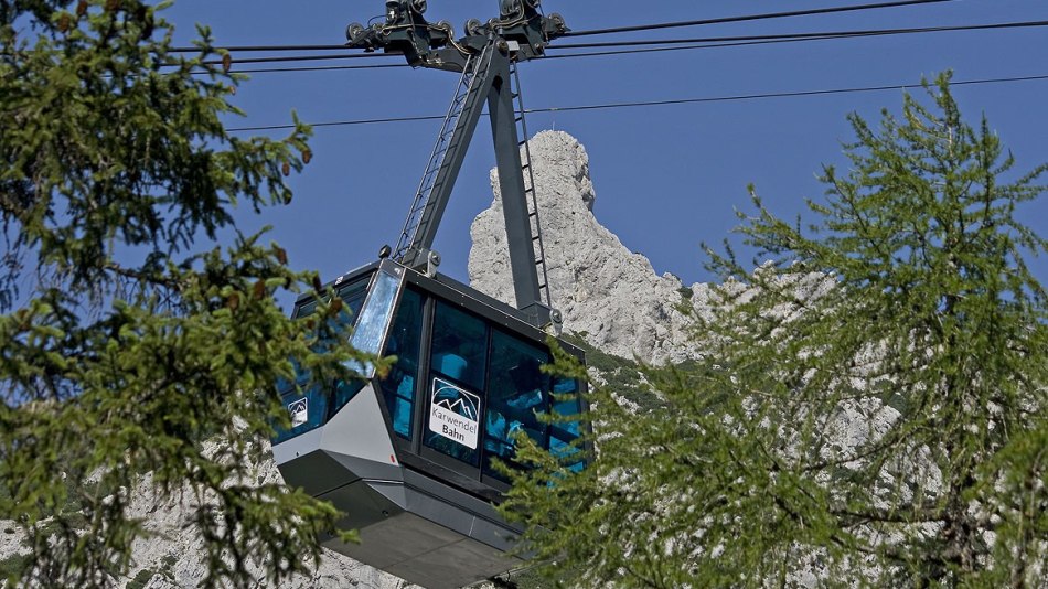 Gondola arrival of the Karwendelbahn in Mittenwald - cable car from the Isar to the Karwendel , © Alpenwelt Karwendel | Hubert Hornsteiner