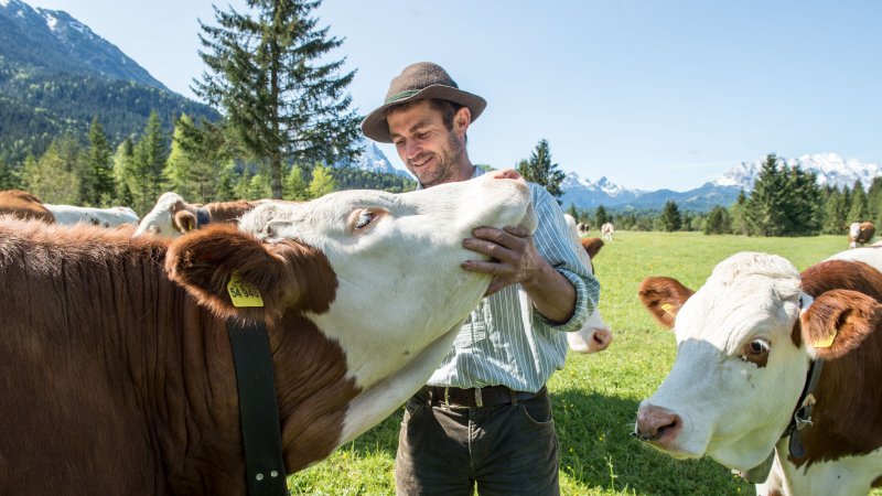 Alois Karmer ist ein Landwirt aus Krün der besonderen Art, © Molkerei Berchtesgadener Land Alois Karmer ist ein Landwirt aus Krün der besonderen Art, © Molkerei Berchtesgadener Land