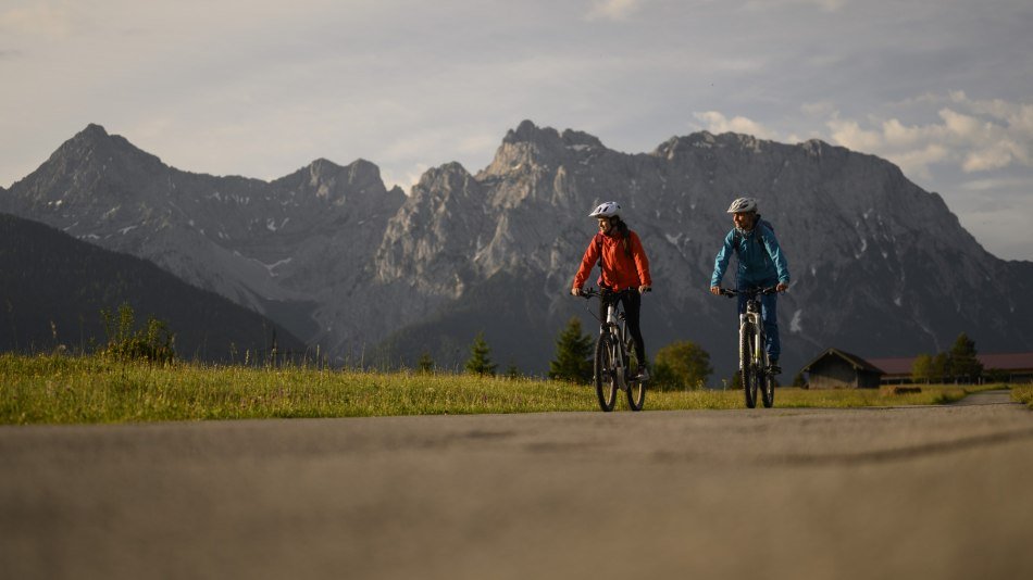 Scenic bike tour with a view of the Karwendel mountains. On the way at the Buckelwiesen between Krün and Mittenwald., © Alpenwelt Karwendel | Philipp Gülland